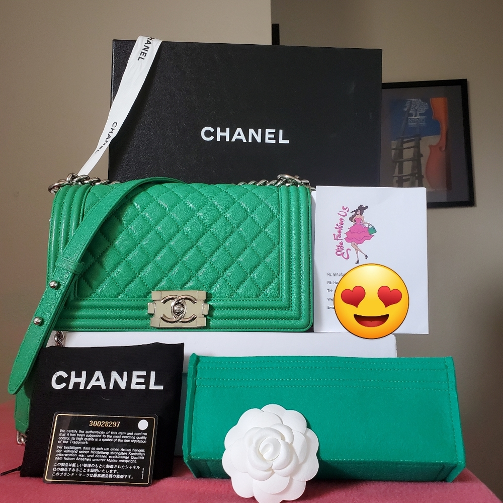 Chanel boy gree.n caviar medium bag